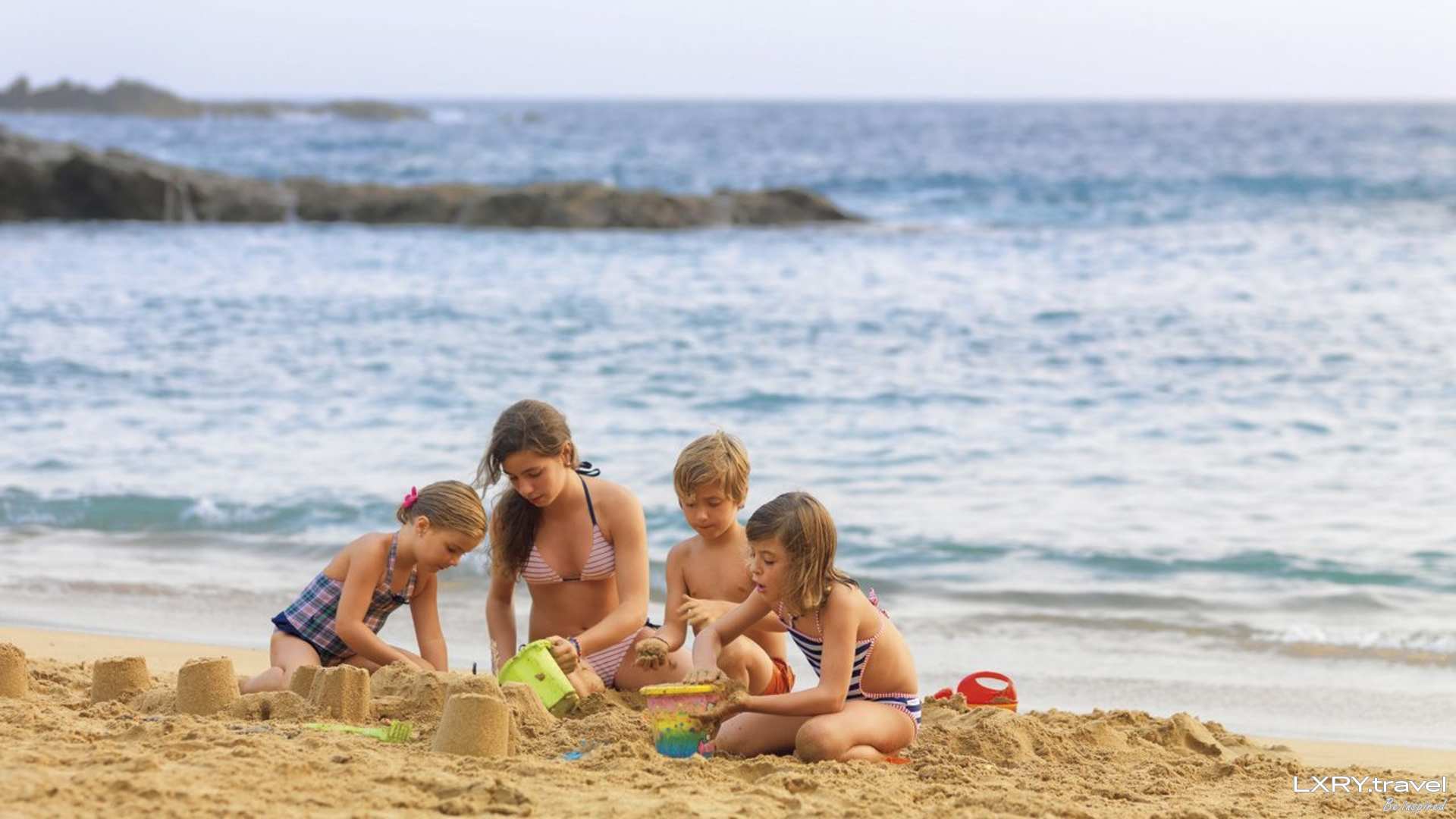 Семьи нудистов праздную. Семья на пляже. Ребятишки на пляже. Детишки на пляже. Детские пляжи.